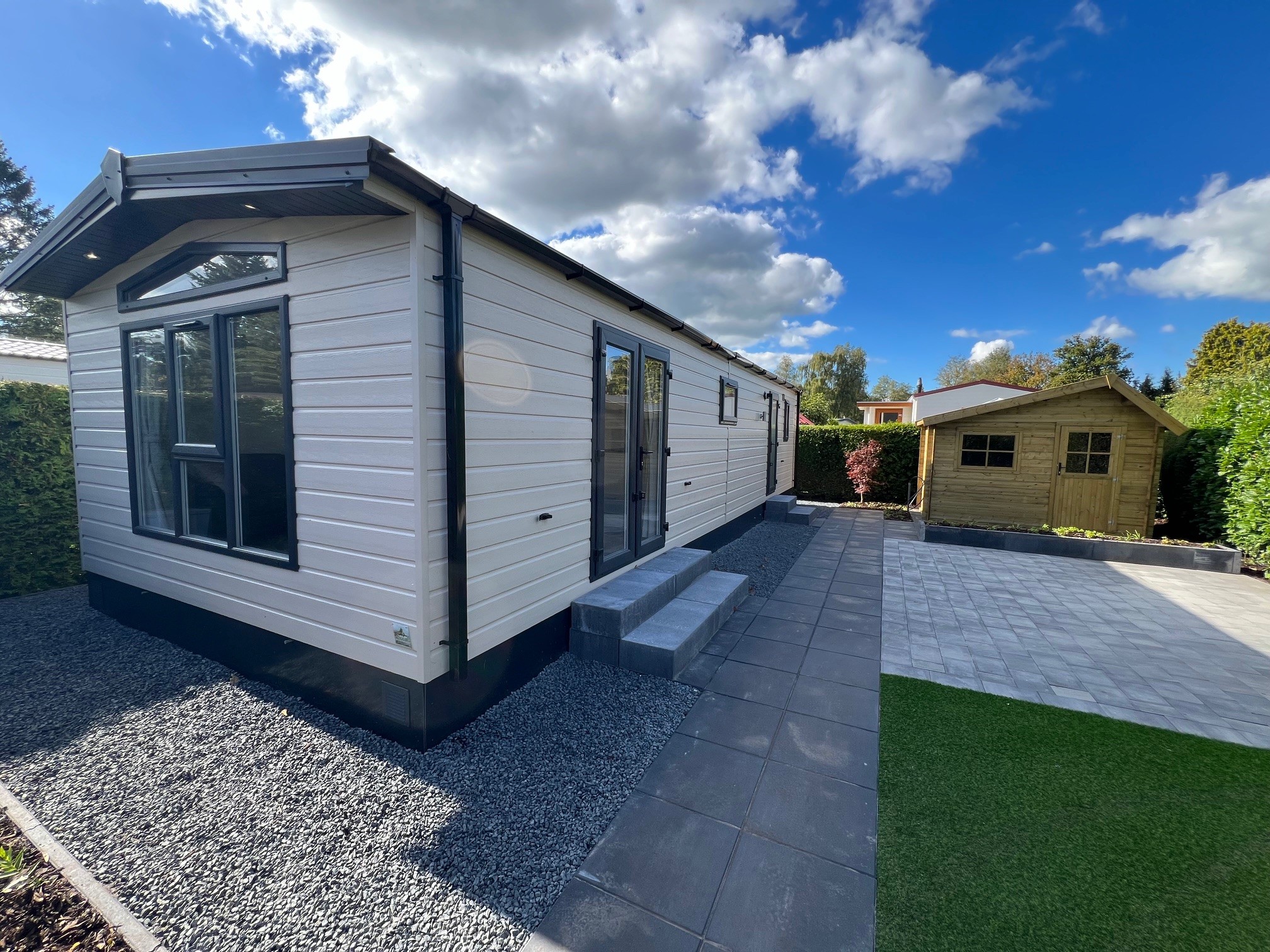 Nieuw chalet compleet aangelegd en ingericht met onderhoudsarme tuin op rustig 50+ park in Voorthuizen19